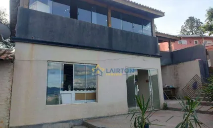 Sobrado com 3 Dormitórios, Varanda Gourmet e Sala Externa com Fogo de Chão à Venda em Atibaia