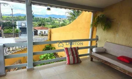 Casa com 2 Dormitórios, Varanda e Quintal à Venda no Jardim Cerejeiras, Atibaia