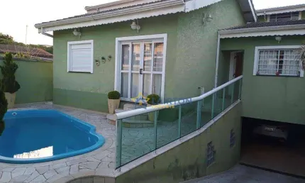 Casa à venda com 3 dormitórios, área gourmet e piscina em atibaia