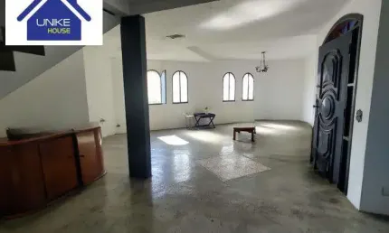 Sobrado com Potencial Incrível em Rua Segura: Ideal para sua Família!