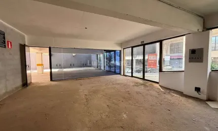 Sala Comercial Nova com 174m², Vagas de Garagem e Acessibilidade