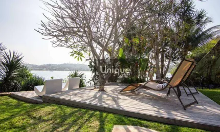 Mansão com praia particular na ferradura por R$ 6.5 milhões