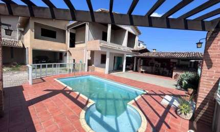 Casa Duplex à venda 5 Quartos sendo 4 suítes lazer com área gourmet, piscina,churrasqueira ,bairro Itapebussu - Guarapari-ES
