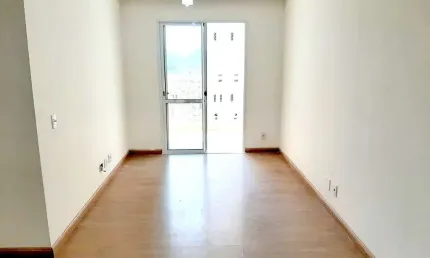 Apartamento à venda, de 3 dormitórios com suíte e sacada de frente para as piscinas em andar alto d