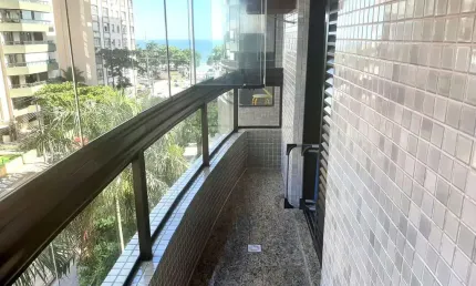 Apartamento à venda, de 176 m² com 3 suítes, 1 closet, 2 varandas e 2 vagas demarcadas na quadra da