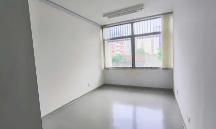 Sala comercial à venda com 32,32m² distribuídos em recepção, 1 sala 1 banheiro e 1 vaga com ar cond