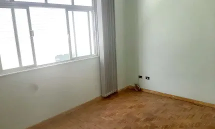 Apartamento de frente à venda com 52m² de 2 dormitórios a duas quadras da Praia do Itararé, São Vic