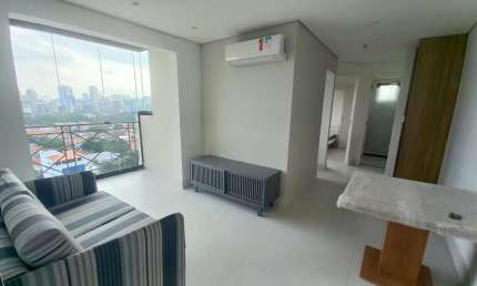 Apartamento tipo flat  mobiliado e equipado com 52m² para locação com 2 dormitórios varanda e 1 vag