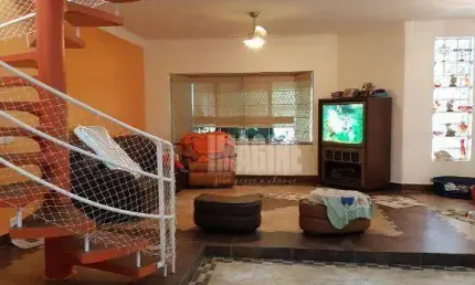Sobrado no carrão com 4 dorms sendo 1 suíte, 3 vagas, 216m², quintal com churrasqueira
