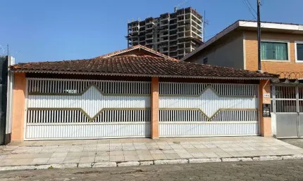 Casa ISOLADA linda, com 4 dormitórios à venda, 145 m² por R$ 865.000 - Vila Guilhermina - Praia Grande/SP