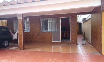 Casa independente com quintal à venda em Praia Grande/SP