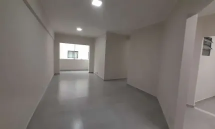 Apartamento reformado com 3 dormitórios à venda a 100 mts da praia vila tupi em praia grande/sp