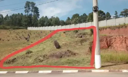 Terreno em condomínio à venda de 588m² por R$ 119.000