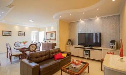 Casa à Venda com 3 quartos, 258 m² por R$ 832.000 - Umuarama