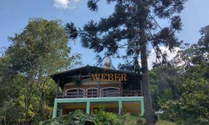 Linda casa com móveis rústicos na cidade do Embu das artes com três garagens coberta cercada da natureza