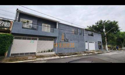 Vende-se uma grande casa com outras 2 individuais no mesmo terreno possibilitando uma bela renda mensal: * Casa principal  2 quartos de solteiro  1 ba