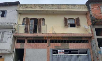 Sobrado 180m2 com 3 casas e salão comercial, ideal para renda.