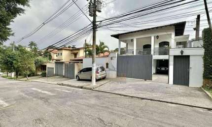 4 suítes, salão festas, escritório, adega, 7vagas (4 cobertas). Espaço p/ piscina e gourmet!