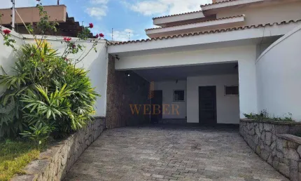 Sobrado espaçoso com área verde e localização privilegiada!