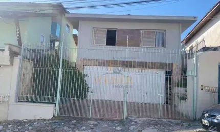 Investimento seguro: casa com 4 suítes, 8 vagas e amplo terreno