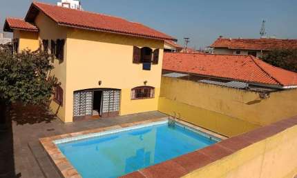 Sobrado com 280m² 4 dormitórios sendo 2 suítes, piscina e 4 vagas - Taboão da Serra