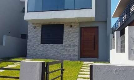 Casa à venda em Garopaba, três (03) dormitórios e financiável.