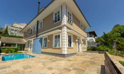Casa tipo para venda com 4 quartos, sendo 2 suítes, 700m²