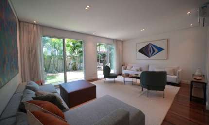 Casa em condomínio para venda com 4 quartos, sendo 4 suítes, 334m²