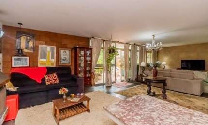 Casa tipo para venda com 6 quartos, sendo 2 suítes, 239m²