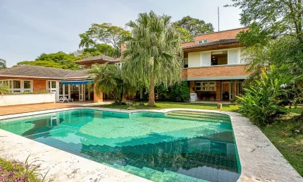 Casa tipo para venda com 4 quartos, sendo 4 suítes, 1,023m²