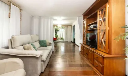 Casa tipo para venda com 3 quartos, sendo 1 suíte, 335m²