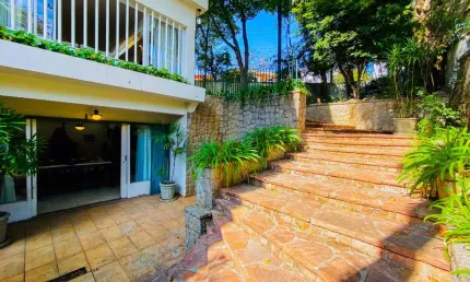 Casa tipo para venda em Pacaembu com 4 quartos, sendo 2 suítes, 349m²