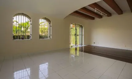 Casa tipo para venda e locação em Pacaembu com 3 quartos, sendo 1 suíte, 255m²