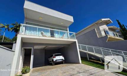Descubra a Casa Moderna dos seus sonhos a apenas duas quadras do lago em Atibaia!