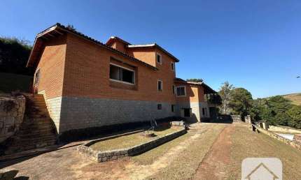 Unica casa terrea do Condominio, planta amplae moderna. Contendo 5 suites, sendo uma suite master com closed e banheira, amplo escritorio e uma sala p