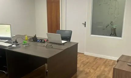 Linda sala de escritório com moveis planejados no centro de jandira