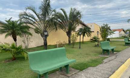 Linda Casa em Condomínio Paineiras em Guaratinguetá.