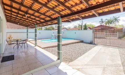 Excelente casa plana semi mobiliada com 4 quartos à venda no bairro Guanabara em Joinville - SC por R$ 600.000,00.