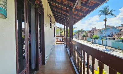 Buscando uma área espaçosa na zona sul de Joinville? Casa com dois pisos averbada à venda no bairro Itaum em Joinville-SC por R$ 540.000,00.