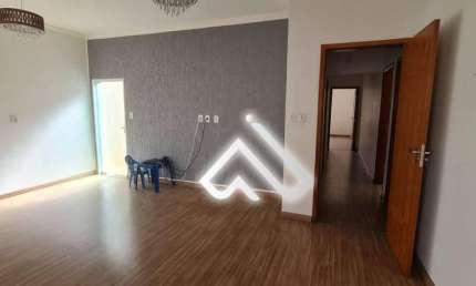 Casa com 3 dormitórios para alugar por R$ 4.500/mês - São Carlos - Pouso Alegre/MG