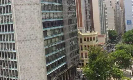 Ótima sala comercial (8° andar), no edifício central ao lado do metrô largo da carioca