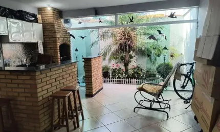 BELÍSSIMA CASA ASSOBRADA 120M² COM ÁREA GOURMET - EXECELENTE LOCALIZAÇÃO