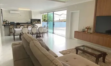 Casa com 3 quartos para alugar na Vila Nova, Joinville 
