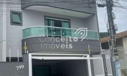 SOBRADO TRIPLEX MOBILIADO E DECORADO EM BALNEÁRIO CAMBORIÚ