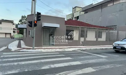 Casa de esquina com sala comercial (aceita permuta)