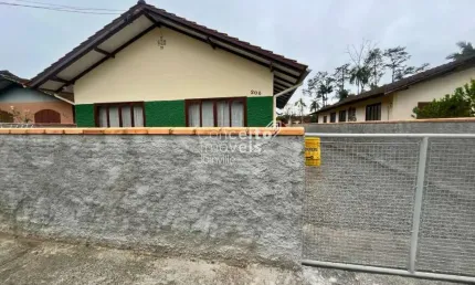 Casa para locação em local tranquilo e bem localizado