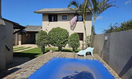 Venha conhecer está linda casa em Atlântida Sul, com um plano de cozinha aberta com vista espectacular da piscina .