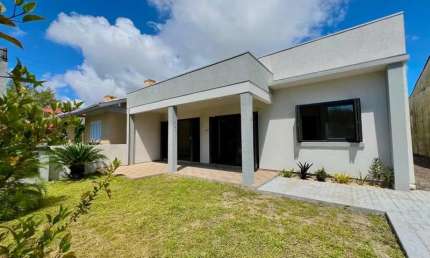 Você vai adorar está deslumbrante casa com 3 dormitórios, localizada perto do mar.