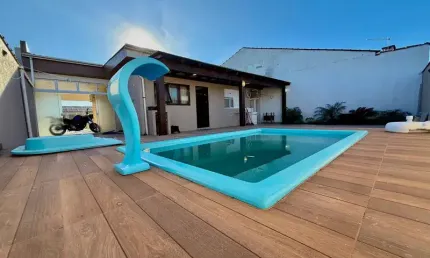 Conforto e Lazer em Localização Privilegiada – Casa com Piscina e Acabamento Impecável!