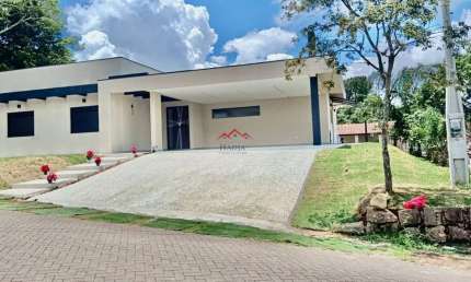 Casa à Venda no Condomínio Clube de Campo em Valinhos - SP